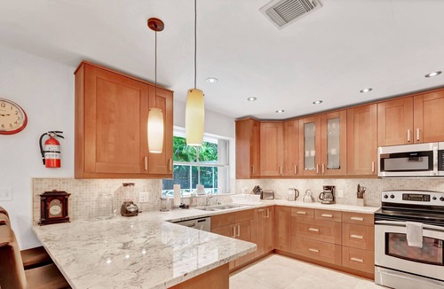 Highland Garden House | TROPICAL PRIVATE POOL. 6 Bedrooms 4 Bath Private Home.