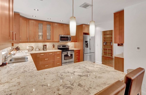 Highland Garden House | TROPICAL PRIVATE POOL. 6 Bedrooms 4 Bath Private Home.