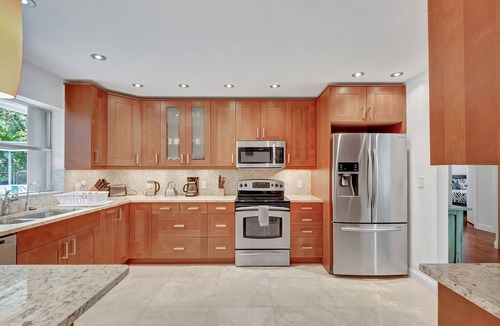Highland Garden House | TROPICAL PRIVATE POOL. 6 Bedrooms 4 Bath Private Home.