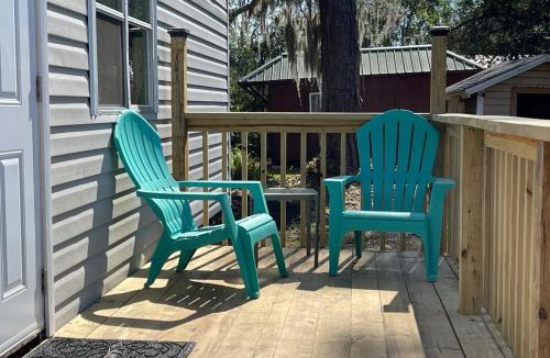 Lakeshore South House | Tropical Studio Retreat with Great WiFi and EV charging