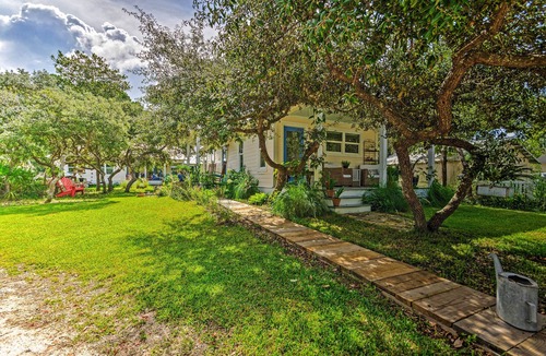 Seagrove Beach Apartment | Tropical Studio: 1/4 Mi to Public Beach Access!