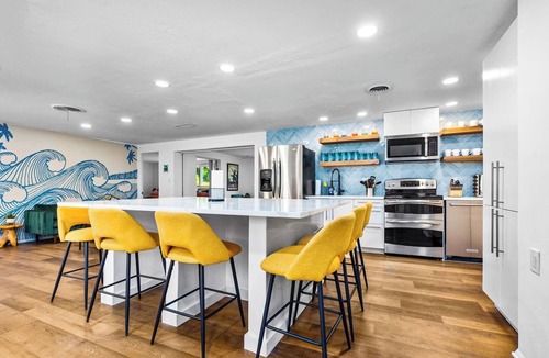 Bradenton House | Tropical Vibe | 6BR Sleeps 21 | Heated Pool, Hot Tub, 2-Min Walk to GT Bray Park