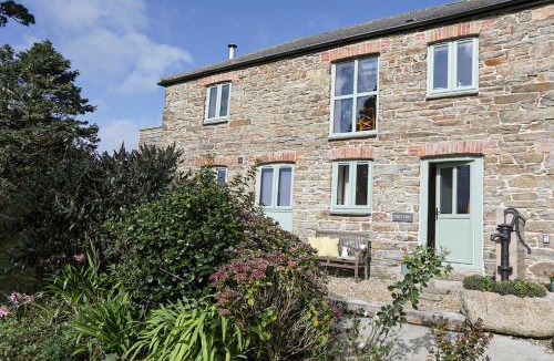Mount Hawke House | Trotters barn conversion on edge of Mount Hawke
