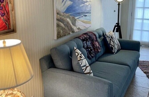 East End Cottage | **TROUT ** Close beach access. lovely two bedroom w/ screened porch and pool