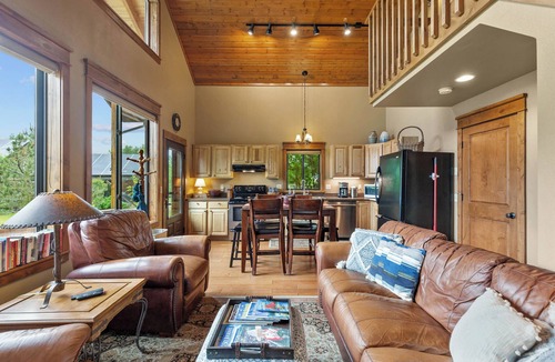 Bozeman House | TroutChasers Cabin ~ Priv. River Access, 10 Min. to Hot Springs, 45 Min. to Ski