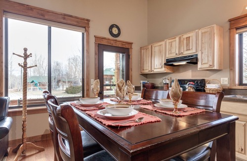 Bozeman House | TroutChasers Cabin ~ Priv. River Access, 10 Min. to Hot Springs, 45 Min. to Ski