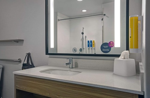 East Town Hotel | Tru By Hilton Milwaukee Downtown, WI