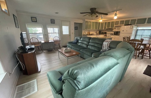 Seneca Falls Cottage | True lakefront! Parking, C. Air, kayaks, summer days still left! Pontoon option.