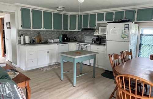 Seneca Falls Cottage | True lakefront! Parking, C. Air, kayaks, summer days still left! Pontoon option.