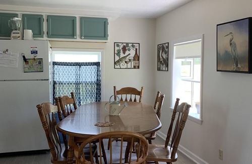 Seneca Falls Cottage | True lakefront! Parking, C. Air, kayaks, summer days still left! Pontoon option.