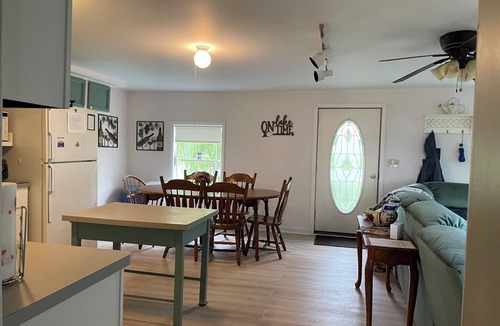 Seneca Falls Cottage | True lakefront! Parking, C. Air, kayaks, summer days still left! Pontoon option.