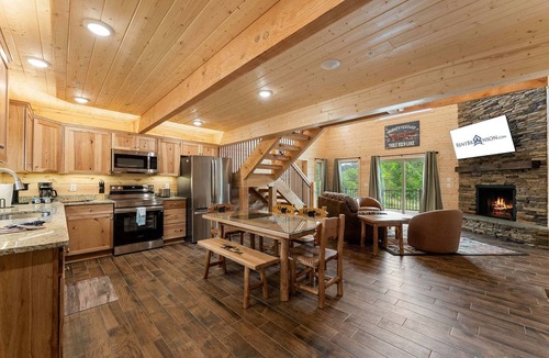 Ridgedale Cabin | True Log Cabin Near Thunder Ridge & Big Cedar Pvt Hot Tub Free Attraction Tickets Bonus Loft