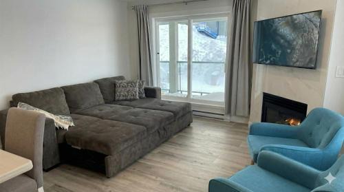 Courtenay Apartment | True Ski-In-Ski-Out Rare 3-Bed Condo