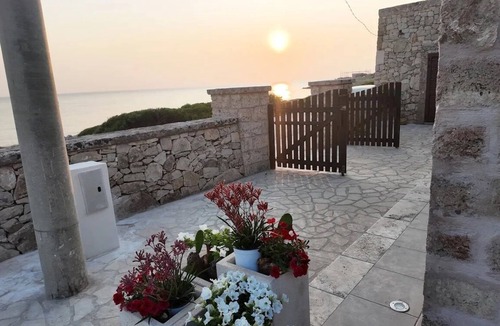 Posto Rosso Villa | Trullo Fronte Mare "Elmeca"