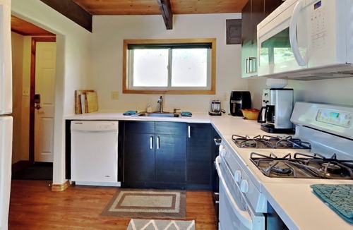 Silverthorne House | Truly adventurous? Cozy cabin vibes with town & trails just minutes away!