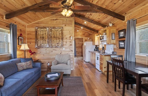 Tryon Cabin | Tryon Tiny Cabin #3 minutes from Equestrian Center