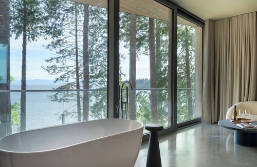 Halfmoon Bay Bed & Breakfast | Tsuga Beach Inn - Waterfront Retreat - NEW - Mahonia Room