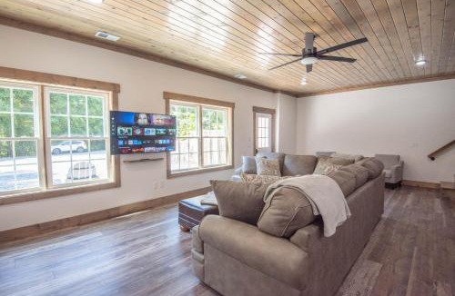 Jefferson House | Tucked away in the woods - minutes to the New River - Acreage to explore!