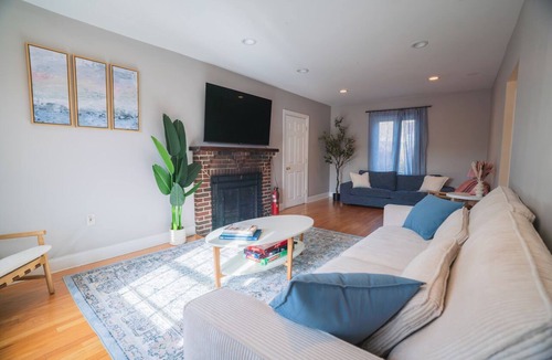 West Somerville House | Tufts 4BD/2BA - 5.MIN to Harvard&Boston/Free Parking/Walk to Subway