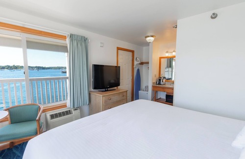 Boothbay Harbor Hotel | Tugboat Inn