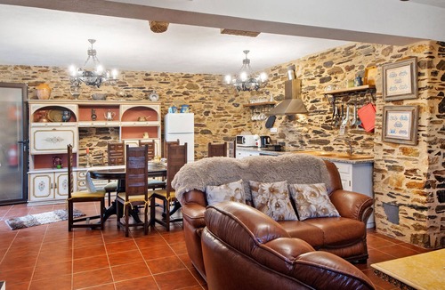Arouca Apartment | Tulipa Room with Shared Pool, Wi-Fi, and Air Conditioning
