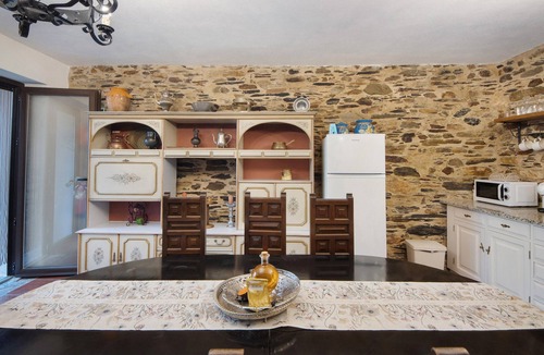 Arouca Apartment | Tulipa Room with Shared Pool, Wi-Fi, and Air Conditioning