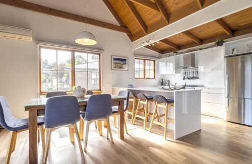 East Jindabyne House | Tulong LakEscape with uninterrupted views of Lake Jindabyne from the balcony