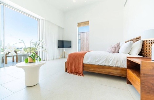 Juba Sound Hotel | Turks Explorer’s Haven | Marine Excursions & Snorkeling Paradise | Pool & Spa