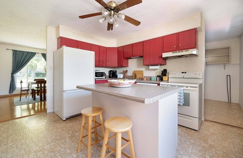 Bloomington House | Turntable&Vinyl - Deck - Vibrant - Near IU