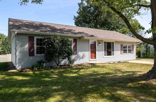 Bloomington House | Turntable&Vinyl - Deck - Vibrant - Near IU