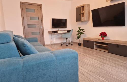 Petrosani Apartment | Turquoise apartment