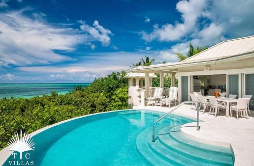 Providenciales Villa | Turtle Beach 5BR Snorkeling Kayaks & Family Entertainment