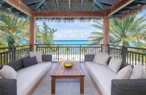 West Bay House | Turtle Breeze: Micro-Resort w/Swim-Up Pool Bar + Jacuzzi & Chipping Green