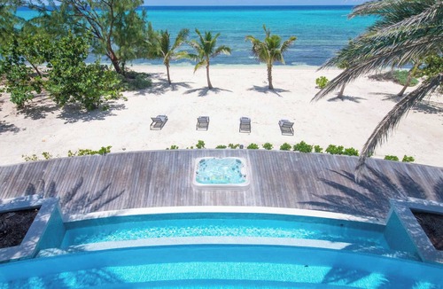 West Bay House | Turtle Breeze: Micro-Resort w/Swim-Up Pool Bar + Jacuzzi & Chipping Green