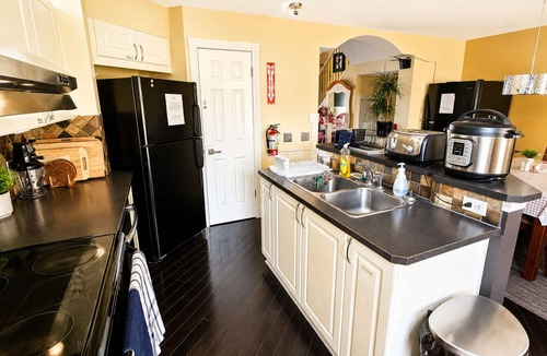 Tuscany House | Tuscan Ridge Guesthouse Calgary West