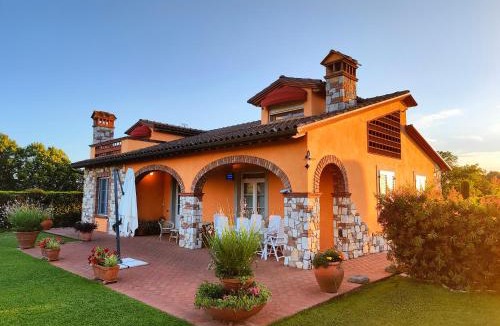 Capannori Villa | Tuscan Villa exclusive use of private pool A/C Wifi Villa Briciola
