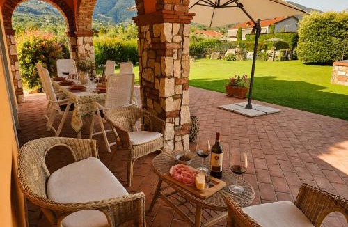 Capannori Villa | Tuscan Villa exclusive use of private pool A/C Wifi Villa Briciola