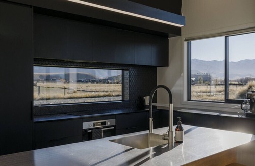 Ben Ohau House | Tussock Fields, Twizel. EPIC mountain views!