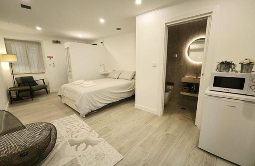 Sao Cristovao e Sao Lourenco Apartment | TVM simple studio in old Lisbon
