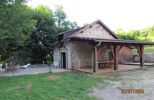 Bersac-sur-Rivalier House | Twelfth-century mill in a green setting.