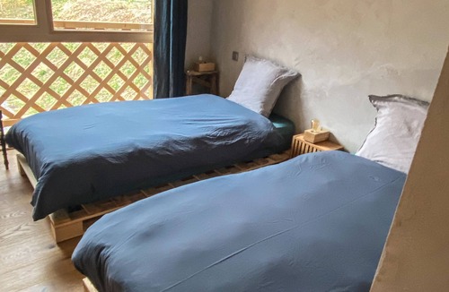 Entremont Hotel | Twin bed and breakfast with garden and mountain vi