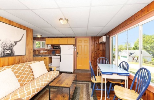 Chippewa Lake Cabin | Twin bed cottage on Chippewa Lake with pickleball court