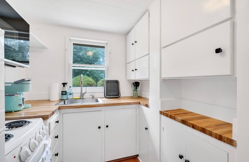 Hyannis Cottage | Twin Cape Cottages 🏡 Walk to Beach/Town/Ferries, Yard, Outdoor Shower!