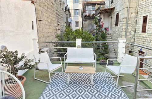 Split Apartment | Twin Love Apartment