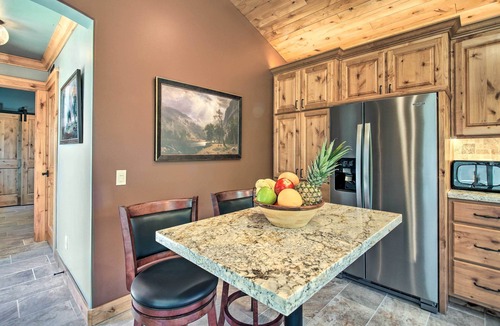 Simi Valley Cottage | 'Twin Palms' Romantic Retreat: Yard + Grill!