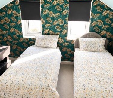 Wolverhampton House | Twin single bedroom perfect for contractors and football fans
