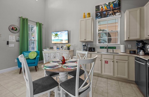 West Kissimmee Cottage | "Twist of Lime" 1 Bedroom Cottage near Disney