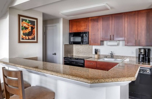 Waikiki Apartment | Two 2BR Condos @ Hilton Lagoon Tower