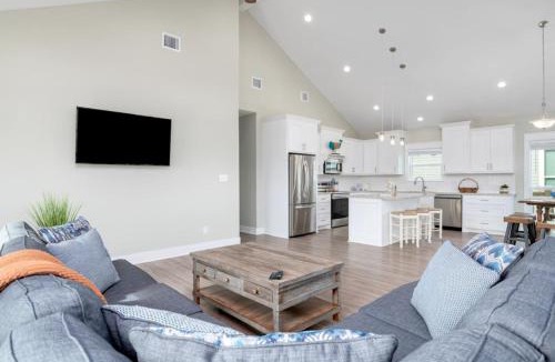 Crystal Beach House | Two Adjacent Cabins Sleeps 18