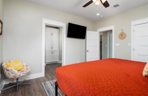 Crystal Beach House | Two Adjacent Cabins Sleeps 18